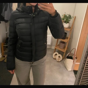 Vinterjacka Tommy Hilfiger jacka - Bra skick, säljer då den inte sitter som jag vill( lånade bilder) skriv för fler bilder!🩷