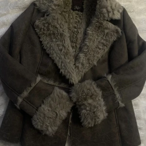 Fin fluffig jacka - Superfin fluffig jacka, står storlek M, passar mig som vanligtvis har storlek s så liten i storleken