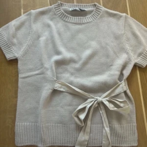 Populär tröja - Bra skick, storlek XL men passar mig som brukar ha S-M. Kontakta för fler bilder🤍