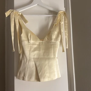 Gul satin topp - Super fin gul topp som inte kommer till användning längre 🩷 super fint skick
