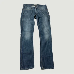Unika Acne straight/loose fit jeans - Sjukt Snygga selvedge tvättade jeans från Acne med straight fit och relaxed passform.  Jeansen har en sjukt snygg tvätt som fadear me olika nyanser. Storleken är 30/32! Dessa jeans har blivit extremt populära på senaste, så tveka inte efter att höra av er!