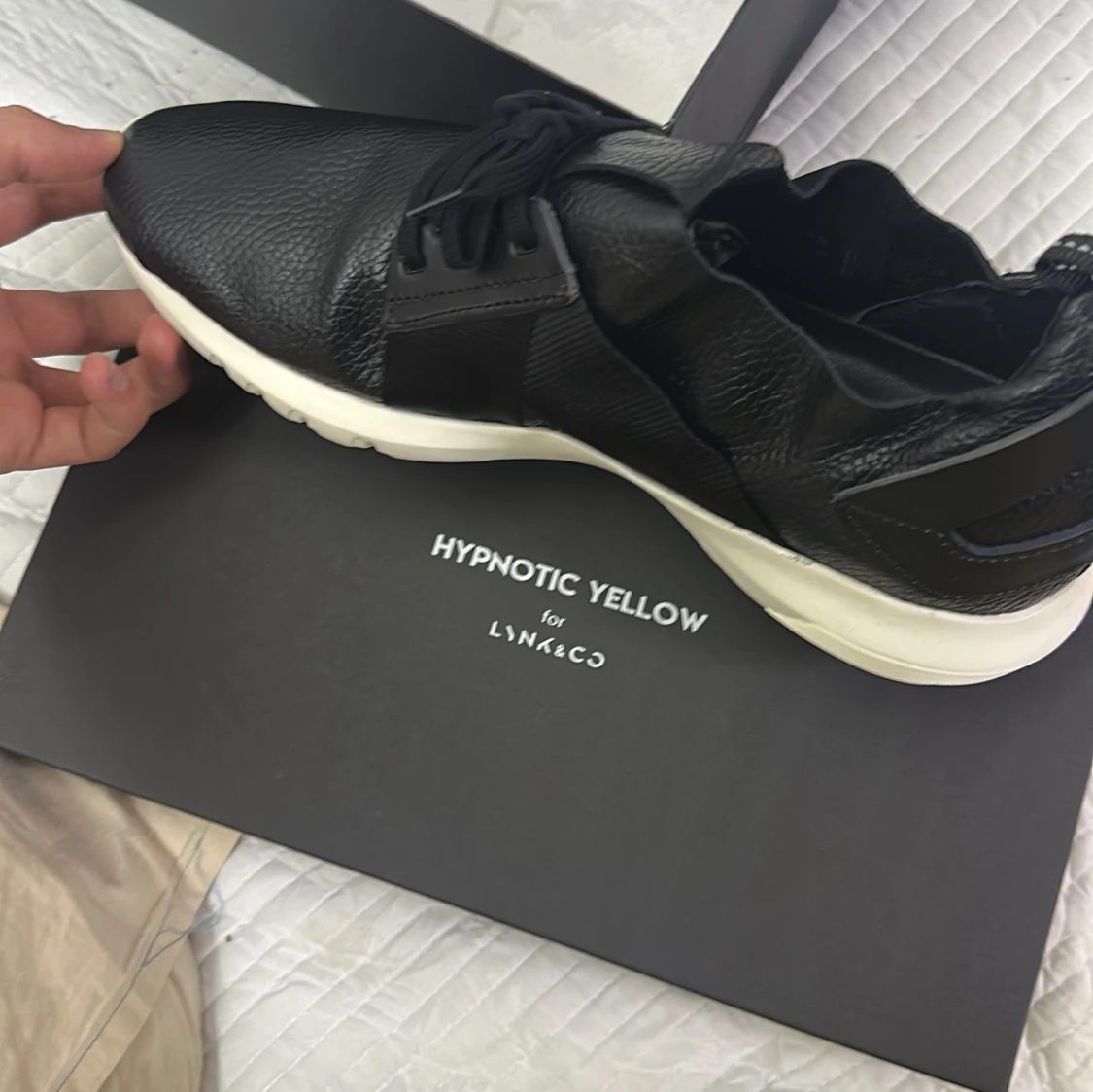Svarta sneakers Hypnotic Yellow x Lynk&Co - 1