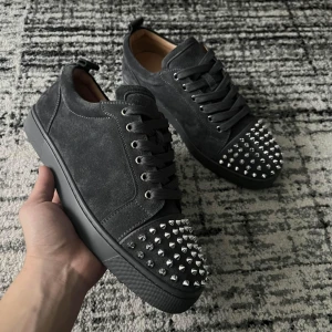 Christian Louboutin grey - |Christian Louboutin | | Storlek: 42-43 (passar större) Skick: 9/10| Medföljer: spikpåse och extra skosnören| Frågor eller funderingar tveka inte på att höra av dig!
