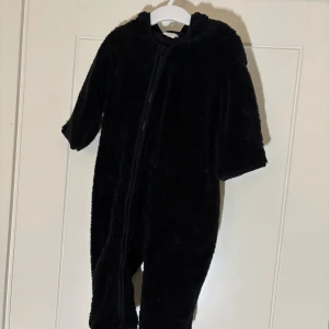 Lindex, baby overall, storlek 68 - En svart baby overall från Lindex, storlek 86.   Skickar med frakt eller avhämtning i Växjö. Vid flera köp kan du som köpare välja samfrakt. Fraktpriset ingår inte i priset. 