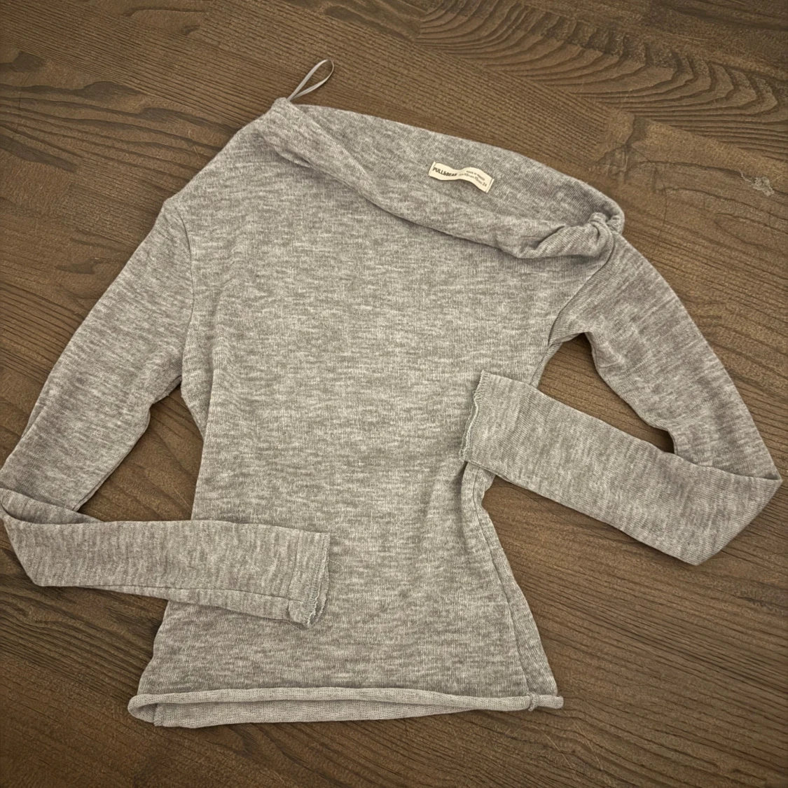 Grå offshoulder topp från Pull&Bear - 1