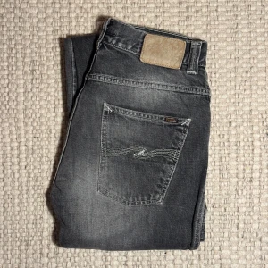 Nudie Jeans Slim Jim - Tja! Säljer dessa snygga Nudie Slim Jim. Jeansen är i riktigt bra skick och är i storlek 30/32. De har även en snygg tvätt enligt mig! Hör av dig vid funderingar!