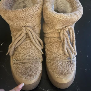 Inukki curly - Såå snygga, enbart använda fåtal gånger och har inga defekter! Köpta för ca 2700 kr❤️🥹