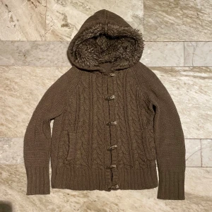 Cardigan med päls - Skön stickad cardigan med päls i st M! Mått: Längd- 60cm, bredd- 44cm! Mvh Henry 