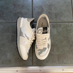 Valentino Rockrunners - Säljer nu dessa riktigt feta Valentino rockrunnerserna i en unik colorway. Man får endast med boxen och orderbekräftelse finns på sista bilden! Tveka inte på att höra av dig vid frågor! 