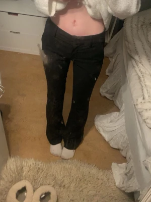 Svarta kostymbyxor  - Säljer ett par svarta kostymbyxor då dom blivit för små och jag inte andvänder längre passar xs-s 💕