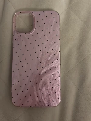 Prickigt mobilskal  - Snyggt rosa mobilskal med polka dots. Aldrig använt. iPhone 11 🎀