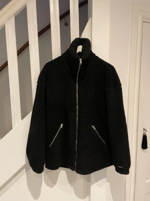 Teddyjacka  - Mysig svart teddyjacka från Aimn i storlek S, i mycket bra skick!😊