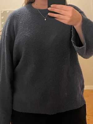 Blå stickad tröja - Superfin blå stickad tröja. Köpt för 199kr, säljer för 49kr☺️