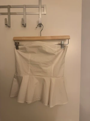 Vit volangtopp  - Snygg vit volang topp från H&M i storlek S🥰