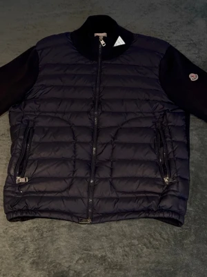 Moncler cardigan  - Cardigan utan luva en hel del nya saker som kommer in inom kort till lager så håll utkik 🫡 intresserad->dm