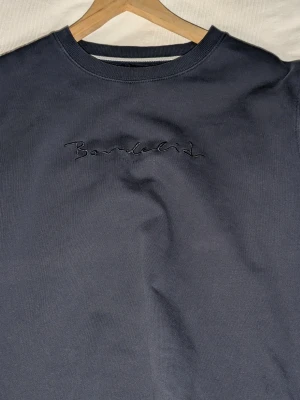 Mörkblå sweatshirt från Bondelid - Säljer en stilren mörkblå sweatshirt från Bondelid med broderad logga på bröstet. Tröjan har rund halsringning och är tillverkad i mjuk bomull, perfekt för en clean och avslappnad look. Kan diskutera pris