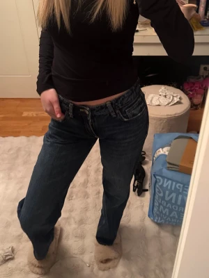 Mörkblå raka jeans - Fina mörkblåa raka jeans från Zara, knappt använda 