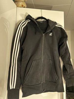 Adidas kofta  - Har en fläck och är väl använd typ 2015😃💕