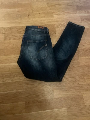 Dondup jeans - Säljer ett par sjukt feta dondup jeans. Jeansen är i mycket bra skick! Storlek står 32, personen på bilden är ca 180 och väger 70 kg. Skriv vid minsta funderingar!