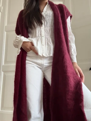 Lång kofta  - En superfin vinröd lång kofta från Noïse som aldrig är använd. Jag är 160 och den går ner till ankeln. Men den är stor och rymlig. 