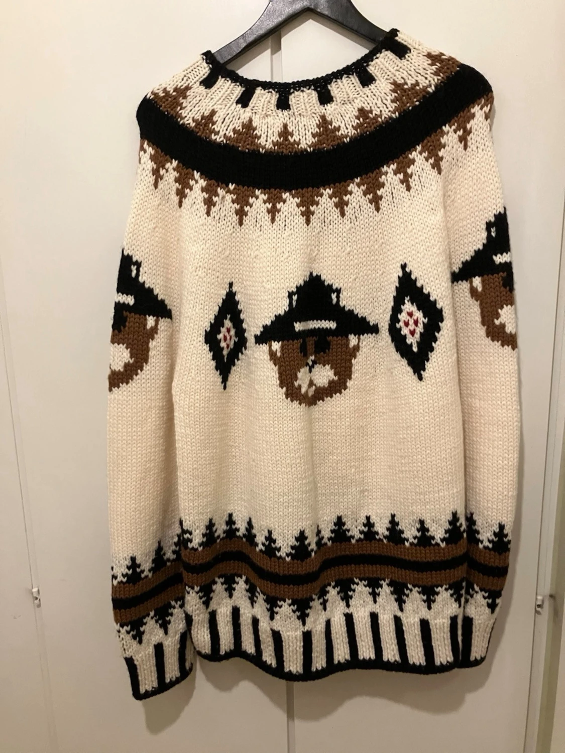 Stickad tröja med björnmönster