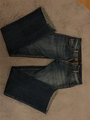 Miss sixty lågmidjade jeans - Supersöta och coola lågmidjade jeans från miss sixty i storlek W27 💕 säljer då de är för små på mig💕 det finns ett litet hål i höger benet men det är inget som syns