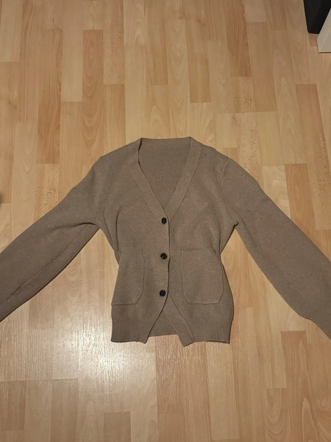 Beige kofta med fickor och knappar - 1