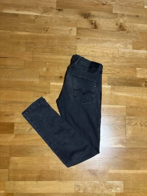 Replay Anbass jeans - Ett par Riktigt snygga Replay jeans i mörkgrå färg. Byxorna är i näst intill nytt skick!🙌  Modell: Anbass!  Size: W33 . 🔹 Hör av dig vid frågor eller funderingar🙌