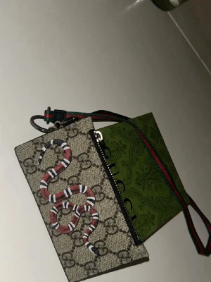 Korthållare runt halsen - Korthållare, i färgen beige. Helt ny och jätte fin. Svåra att få tag på dem säljs ej längre.