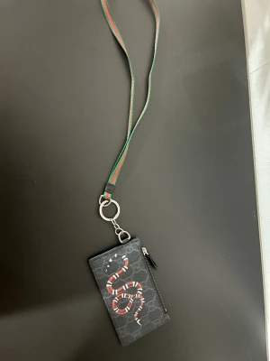 Korthållare runt halsen -  korthållare, i färgen svart. Helt ny och jätte fin. Svåra att få tag på dem säljs ej längre.