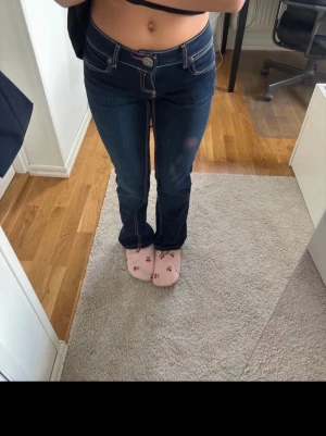 Wrengles jeans utsvängda lågmidjade jeans  - Mörkblå Levis 517 jeans med bootcut passform och kontrastsömmar. Klassisk femficksmodell med tydliga vita sömmar och Levis-logga på bakfickan. Snygga att styla med crop top eller hoodie. Tillverkade i slitstarkt bomullsjeansmaterial.
