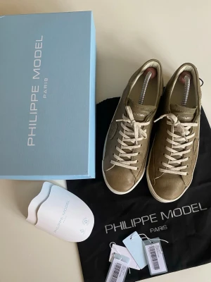 Philippe Model skor/sneakers - Snygga sneakers från Philippe Model Paris kommer även med originalkartong, dustbag och tags. Helt nya använda 3 gånger.