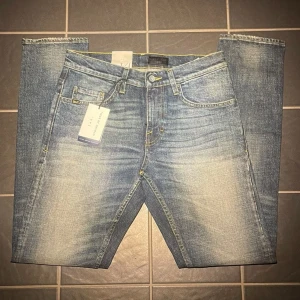 Tiger Of Sweden Jeans Nya - Helt nya Tiger of sweden jeans med lappar och allt orört💯Snygg färg med skön wash för riktigt bra pris jämfört med nypris på cirka 1599kr💔Skicka prisförslag och tveka inte på att skriva vid frågor!