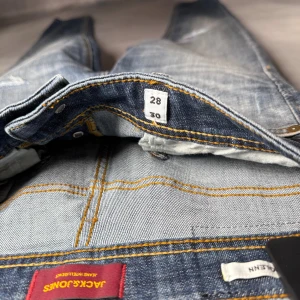 Jack & Jones Glenn  - Säljer dessa sköna Jack and Jones jeans. De har en snygg fade med feta slitningar. Jag säljer eftersom de tyvärr blivit för små. W28 L30. De är inte så mycket använda. Hör av dig vid frågor