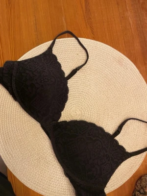 Intimissimi BH - Använd nån enstaka gång. Lappen är avklippt därav har jag lagt in bild på bevis att jag köpt den från Intimissimi och vilken storlek. Storlek 85B