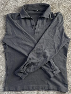 Pikétröja från Massimo Dutti  - Säljer den snygga Massimo Dutti tröjan i grymt pris. Den har nästan inga defekter och är i väldigt bra skick. Den passar dig som är ifrån 168 cm till dug som är 174 cm lång. Priset kan diskuteras.