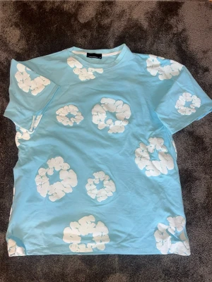 Denim Tears T-shirt - Snygg ljusblå t-shirt från denim tears , S! 