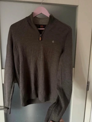 Brun stickad tröja från Morris - Snygg brun stickad tröja från Morris med halv dragkedja och ribbade muddar. 100% ull