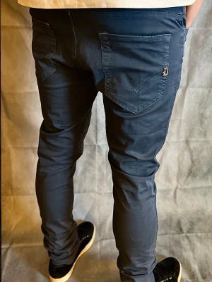 Dondup Jeans George  - Dondup jeans George!  || Nypris ~ 4000kr Vårt pris ~ 549kr || Modellen har endast original slitningar från fabrik || Midja ~ 40cm Längd ~ 108cm ||  Bara att höra av sig vid funderingar!!🙌