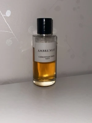 Dior ambre nuit - Christian Dior Ambre Nuit parfym. En otroligt fin ros och amber parfym som passar helt unisex. Ursprungligen 100ml. Hör av er vid frågor eller funderingar.  Avhämtning erbjuds nära Uppsala eller Stockholm 