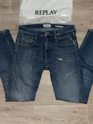Replay jeans anbass  - Säljer dom hära replay jeansen då dom inte längre kommer till användning. Bara att höra av sig vid frågor! Ord pris 2300kr / Replay påse ingår!