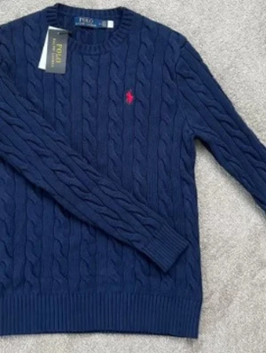Navy blue Ralph lauren tröja  - Pris kan diskuteras!!  Helt ny navyblå stickad tröja från Polo Ralph Lauren med klassiskt kabelstickat mönster och den röda broderade loggan på bröstet. Tröjan har rund hals, ribbade muddar och långa ärmar. Den är helt oanvänd, men tyvärr passade inte min storlek. En stilren och tidlös tröja som passar perfekt för rätt storlek. 