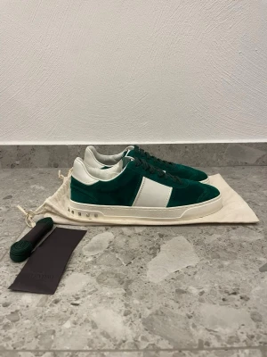 Valentino Garavani gröna sneakers - Valentino Flycrew || Storlek 41 (passar något större) || Skorna är i nyskick, || Extra skosnören och valentino kort medföljer vid köp || Tveka inte på att höra av dig vid frågor eller funderingar 