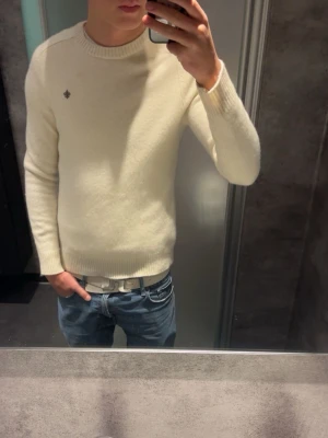 Morris tröja vit - Riktigt fin stickad Morris tröja i färgen vit och storlek xs| Köpt på hede outlet för 1800| Skick 9/10