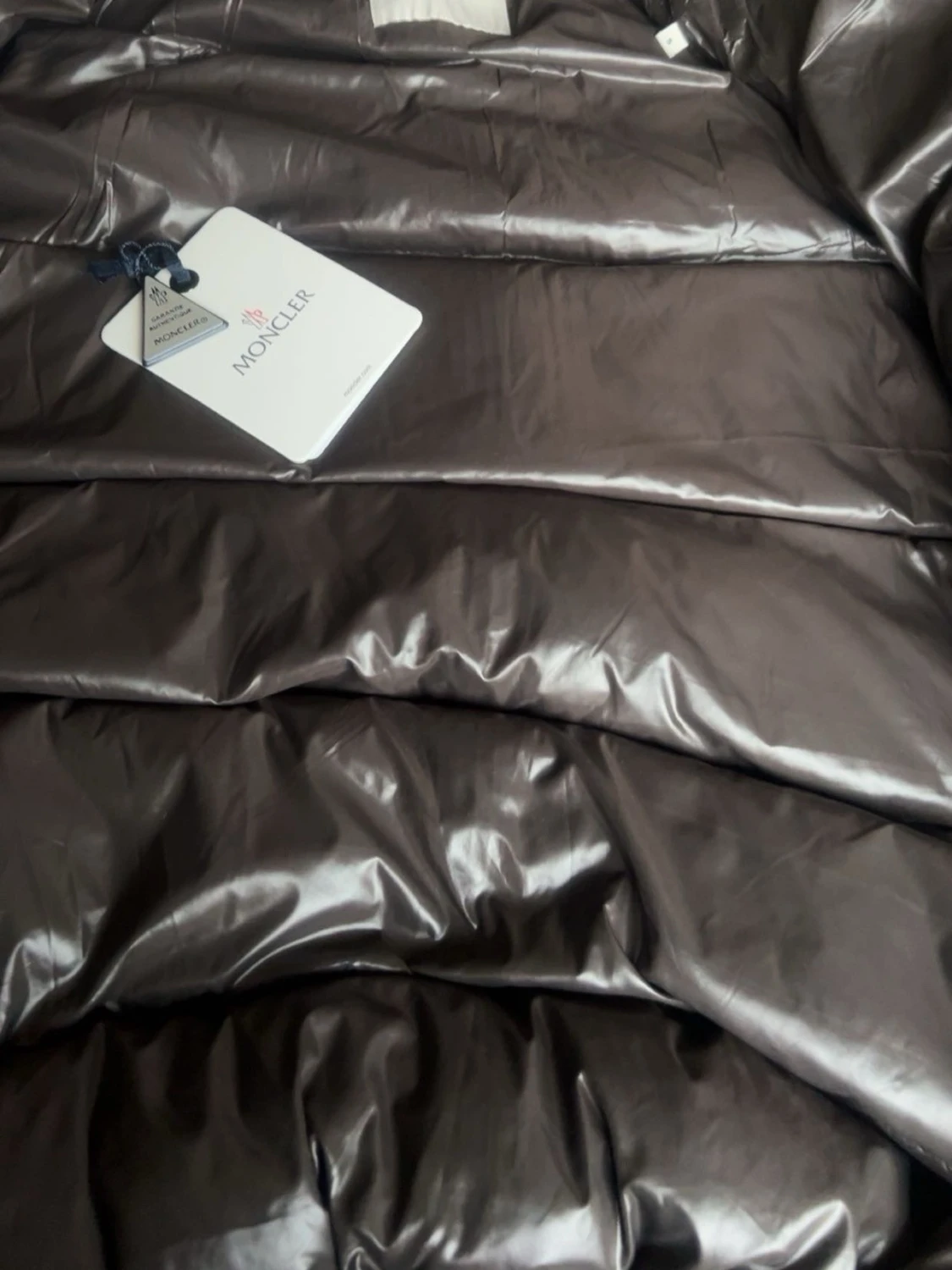 Svart glansig dunjacka från Moncler - 4