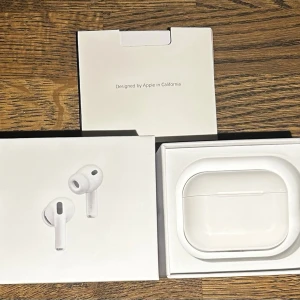 Apple AirPods pro 3 - Säljer ett par vita Apple AirPods Pro med laddningsetui. De är kompakta in-ear hörlurar med stilren design och silikonproppar för bra passform. Perfekta för musik, samtal och brusreducering. Levereras i originalförpackning med tillbehör.