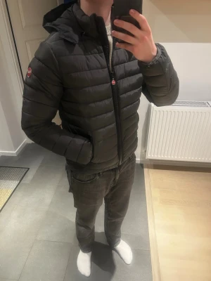 Colmar jacka | M  - Vinterjacka från Colmar | Storlek M men passar S | Fint skick utan defekter | Färgen är grå/svart | om du har frågor tveka då inte på att höra av dig🙌|