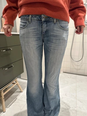  ljusblå bootcut jeans - Ljusblå jeans med klassisk bootcut passform och femficksmodell. Jeansen har låg midja. Perfekta för dig som gillar en avslappnad men ändå snygg stil. Midjemått:40 innerbenslängd: 75 🩷🩷