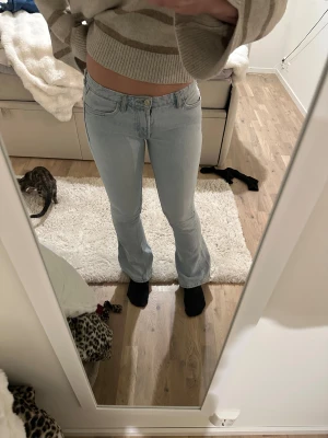 Lowwaist flare jeans Zara - Säljer mina favvo jeans då dom tyvärr blivit för små för mig, som man ser på tredje bilden har dem spruckit vid midjan. Jag har haft på mig dem även när dom varit spruckna då jag inte tyckt att det synts så mycket.💞