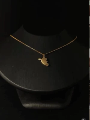 Maria nilsdotter hjärthalsband  - Så fint Maria Nilsdotter liknande halsband med ena halvan av ”You and me” i guld💞💞 Smyckespåse medföljer!